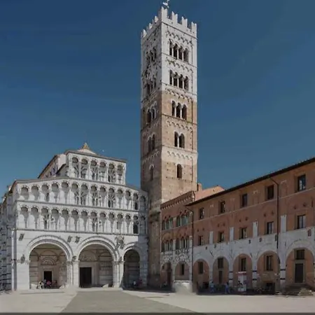 Golden Lily Lucca- Centro Storico 公寓 *
